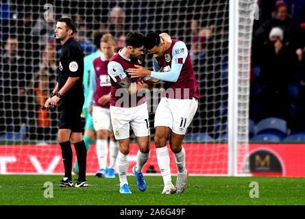 Burnley's Dwight McNeil (à droite) célèbre marquant son deuxième but de côtés du jeu avec son coéquipier Robbie Brady (à gauche) au cours de la Premier League match à Turf Moor, Burnley. Banque D'Images