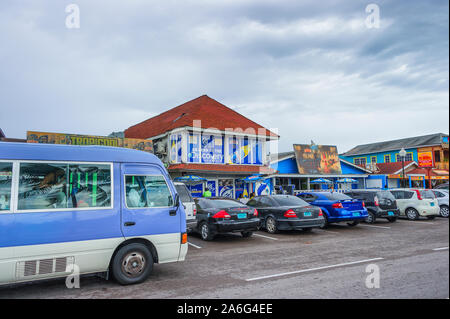 Nassau, Bahamas - Septembre 21/2019 : Vues de l'Arawak Cay Fish Fry,village de structures colorées peintes à la main en fournissant nourriture et boissons poissons Des Caraïbes Banque D'Images