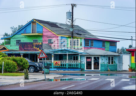 Nassau, Bahamas - septembre 21,2019 : l'un des nombreux bâtiments colorés à Nassau, Bahamas. Celui-ci affiche certains dommages de l'ouragan, Dorian, que sk Banque D'Images