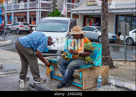 Nassau, Bahamas - Septembre 21/2019 : distributeur de paille est la plus ancienne du Bahama industries. Troupeau de tourisme les rues le long du port de Nassau pour manger et magasiner,whil Banque D'Images