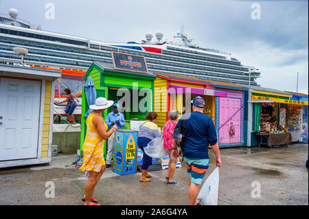 Nassau, Bahamas - Septembre 21/2019 : distributeur de paille est la plus ancienne du Bahama industries. Troupeau de tourisme les rues le long du port de Nassau pour manger et magasiner. Banque D'Images