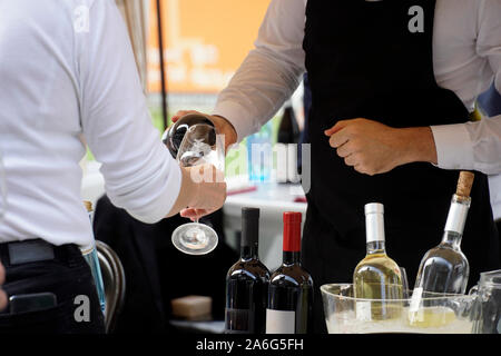 Une offre d'un remplissage avec du vin en verre sur le comptoir pour un client Banque D'Images