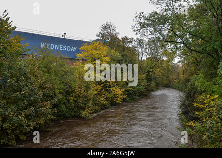 26 octobre 2019, Hillsborough, Sheffield, Angleterre ; Sky Bet Championship, Sheffield Wednesday v Leeds United : le niveau des eaux de la rivière Don augmente à côté du stade de Hillsborough accueil de Sheffield mercredi, après la pluie prolongée. Credit : Dean Williams/News Images Banque D'Images