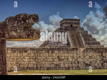 Chichen Itza, Yucatan, Mexique. Apr 11, 2002. Un profil de tête Jaguar sculpté en premier plan de l'énorme pyramide El Castillo, ou Temple de Kukulcan, qui domine la ville antique de Chichen Itza, un complexe de ruines mayas de l'époque pré-colombienne sur le YucatÃ¡n Péninsule. L'un des sites archéologiques les plus visités au Mexique c'est un monde de l'UNESCO Site Hertitage. Credit : Arnold Drapkin/ZUMA/Alamy Fil Live News Banque D'Images