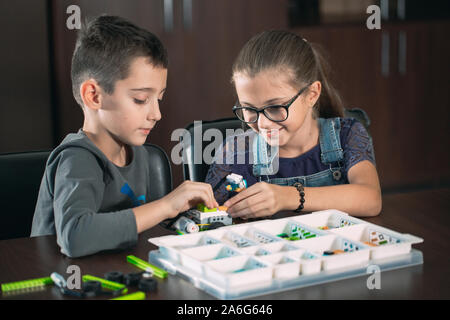 Enfants en classe recueillir figure de la designer Banque D'Images