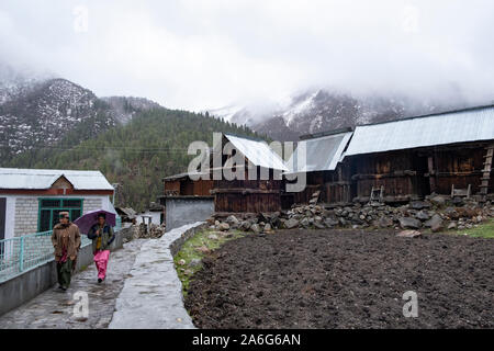 Maisons en bois à Chitkul, Himachal Pradesh. Banque D'Images