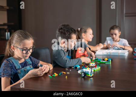 Enfants en classe recueillir figure de la designer Banque D'Images