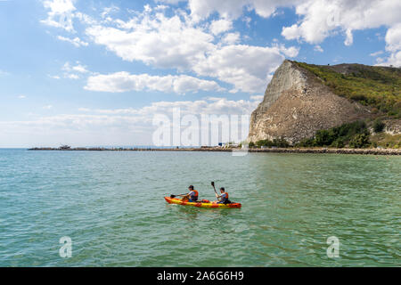 Deux beaux mecs dans un canot sous un ciel magnifique et historique, de la mer Noire , Kavarna , Bulgarie Banque D'Images