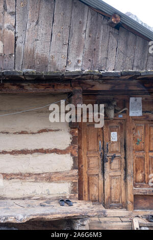 Maisons en bois à Chitkul, Himachal Pradesh. Banque D'Images