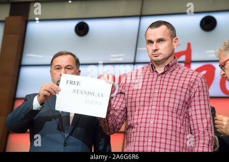 Oleg Sentsov, Ukrainien, cinéaste, écrivain et militant de la Crimée, Zakharchyshyn Lev Consul de l'Ukraine dans la région de Gdansk, avec pétition gratuitement Stanislav Aseev Banque D'Images