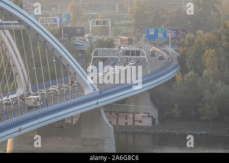 Slovaquie Bratislava- pont Apollo - matin brumeux d'automne - 24 Oct 2019 - Paysage - birds eye view - Crédit Ilona Barna, BIPHOTONEWS ALAMY Banque D'Images