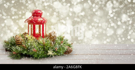 Lantern entouré de branches d'arbres de Noël et les cônes sur table en bois blanc avec la lumière en arrière-plan flou. Copie espace à côté. Banque D'Images