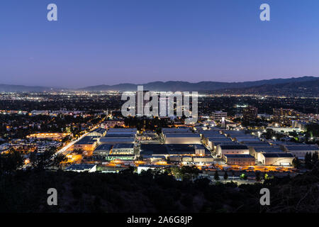 Burbank, Californie, USA - 25 octobre 2019 : l'aube au crépuscule matin view of historic Warner Bros studio sound étapes et Burbank Media District. Banque D'Images