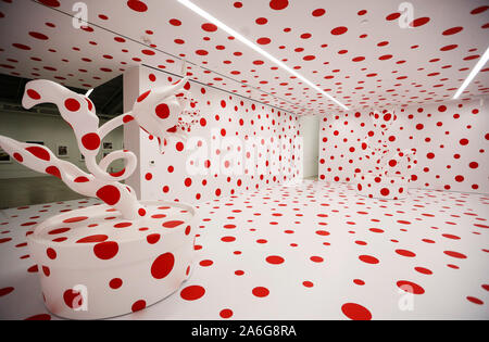 Los Angeles, USA. 25 octobre, 2019. Photo prise le 25 octobre 2019 montre l'installation de l'artiste Yayoi Kusama 'Avec tout mon amour pour les tulipes, je prie pour toujours" à Los Angeles, aux États-Unis. "Avec tout mon amour pour les tulipes, je prie pour toujours" est une installation qui dispose à pois avec tulipes en pot dans une pièce dont les murs, le plancher et le plafond ont été couverts dans la même signature pois rouges. Crédit : Li Ying/Xinhua/Alamy Live News Banque D'Images