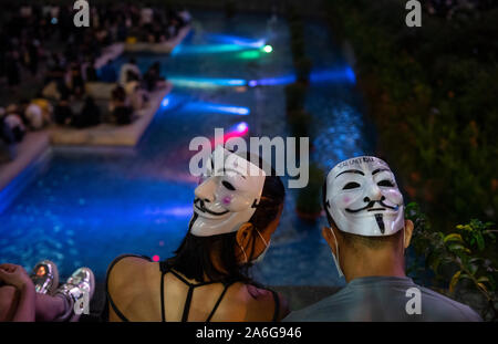 Des manifestants pro-démocratie porter des masques de Guy Fawkes lors d'une assemblée générale du personnel médical dans le district central de Hong Kong.les manifestations anti-gouvernementales à Hong Kong s'étendait dans le cinquième mois de la controversée LOI SUR L'extradition a été officiellement retirée le mercredi alors que les manifestants continuent de demander que le chef de l'exécutif de Hong Kong Carrie Lam pour répondre à leurs demandes restantes, qui comprend une enquête indépendante sur la brutalité policière, la rétractation du mot 'riot' pour décrire les rassemblements, et d'un véritable suffrage universel. Banque D'Images