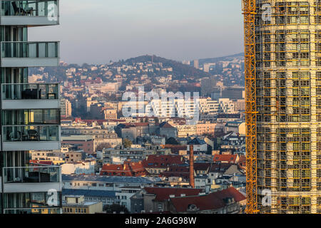 Bratislava, Slovaquie - château, ville, maisons, ponts, port, les voitures, le trafic, l'intersection - Paysage - birds eye view - 24 Oct 2019 -BIPHOTO Crédit Banque D'Images