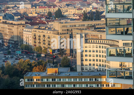 Bratislava, Slovaquie - château, ville, maisons, ponts, port, les voitures, le trafic, l'intersection - Paysage - birds eye view - 24 Oct 2019 -BIPHOTO Crédit Banque D'Images