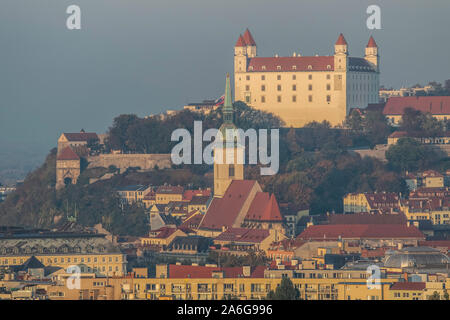 Bratislava, Slovaquie - château, ville, maisons, ponts, port, les voitures, le trafic, l'intersection - Paysage - birds eye view - 24 Oct 2019 -BIPHOTO Crédit Banque D'Images