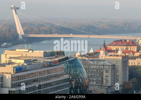 Bratislava, Slovaquie - château, ville, maisons, ponts, port, les voitures, le trafic, l'intersection - Paysage - birds eye view - 24 Oct 2019 -BIPHOTO Crédit Banque D'Images