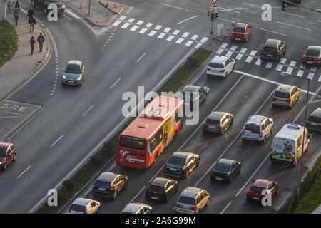 Bratislava, Slovaquie - château, ville, maisons, ponts, port, les voitures, le trafic, l'intersection - Paysage - birds eye view - 24 Oct 2019 -BIPHOTO Crédit Banque D'Images