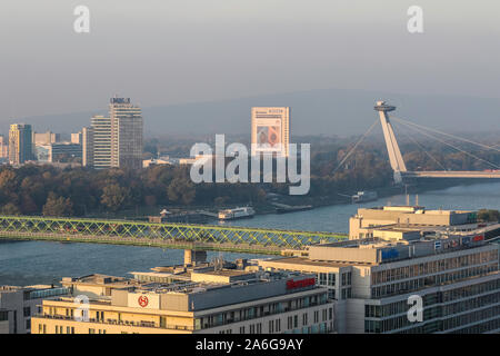 Bratislava, Slovaquie - château, ville, maisons, ponts, port, les voitures, le trafic, l'intersection - Paysage - birds eye view - 24 Oct 2019 -BIPHOTO Crédit Banque D'Images