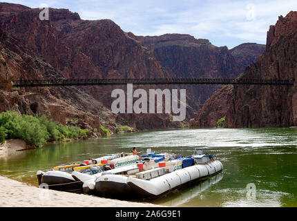 L'eau blanche à radeaux Voile Plage avec pont noir en arrière-plan sur le fleuve Colorado dans le Grand Canyon de la rivière Colorado Banque D'Images