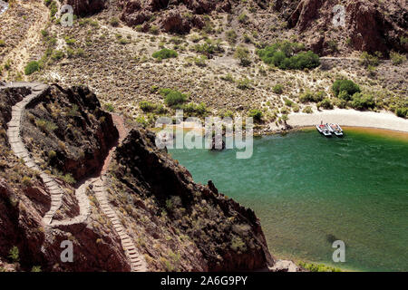 Sentier Kaibab Sud torsion dans Grand Canyon avec vue sur le fleuve Colorado et chevrons juste en dessous amarrée à voile plage près de Phantom Ranch Banque D'Images