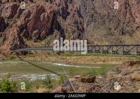 Silver Bridge à travers le fleuve Colorado au fond du Grand Canyon sur Bright Angel Trail South Kaibab Trail et près de Phantom Ranch Banque D'Images