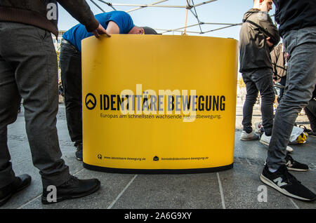 Munich, Allemagne. Octobre 26, 2019, Munich, Bavière, Allemagne : Logo de l'Identitaere Bewegung, également connu sous le nom de génération de l'identité. Au milieu des protestations, le droit-tendances extrémistes, nationalistes, Identitaere voelkisch Bewegung (Mouvement Identitiaeren, identité Génération) a tenu un rassemblement à Munich's Stachus. Le Identitaere ont récemment fait face à de nombreux défis, y compris les raids aériens pour explorer la connexion de son chef Martin Sellner à la Christ Church shooter, ainsi qu'en Allemagne où l'IB a été officiellement classé comme "extrémistes de droite''. Le groupe a renouvelé l'utilisation de la "sang et sol'' (Blut Banque D'Images