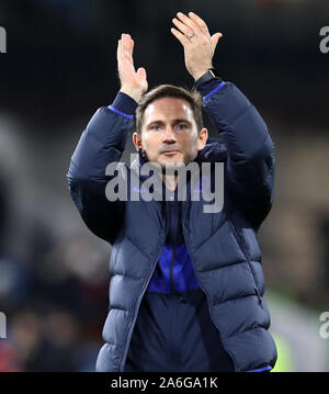 Turf Moor, Burnley, Lancashire, Royaume-Uni. 26Th Oct, 2019. English Premier League, Burnley contre Chelsea, Chelsea Frank Lampard félicite le directeur des supporters après le coup de sifflet final - strictement usage éditorial uniquement. Pas d'utilisation non autorisée avec l'audio, vidéo, données, listes de luminaire, club ou la Ligue de logos ou services 'live'. En ligne De-match utilisation limitée à 120 images, aucune émulation. Aucune utilisation de pari, de jeux ou d'un club ou la ligue/player Crédit : publications Plus Sport Action/Alamy Live News Banque D'Images