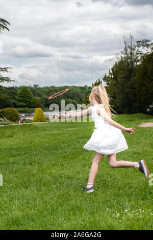 Un petit garçon et fille jouer avec un frisbee dans une belle région de Stoke on Trent, Trentham Gardens Banque D'Images