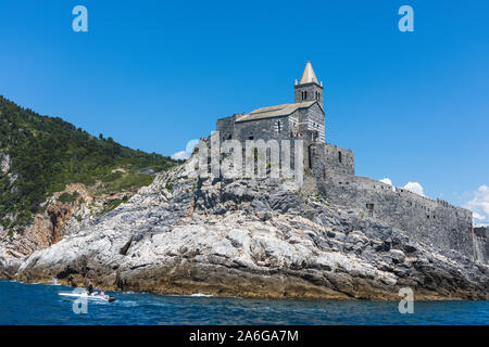 Vue panoramique à partir de l'eau côté de château en Portovenere Cinque Terre Italie Banque D'Images