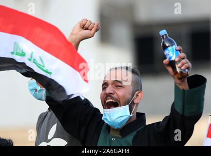 Bagdad, Iraq. 26Th Oct, 2019. Chants un manifestant des slogans anti-corruption au cours d'une manifestation sur la place Tahrir à Bagdad, l'Iraq, le 26 octobre, 2019. Des centaines de manifestants ont poursuivi leurs protestations samedi à Bagdad et certaines provinces du centre et du sud de l'Iraq sur les conditions de vie détériorées, laissant jusqu'à 63 personnes sont mortes et plus de 2 500 autres blessés. Credit : Khalil Dawood/Xinhua/Alamy Live News Banque D'Images