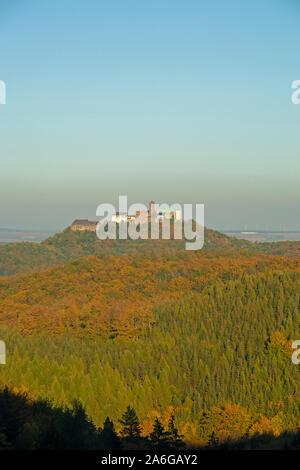 Une vue panoramique du château de Wartburg près d'Eisenach dans l'Etat libre de Thuringe et ses environs, en Allemagne. Banque D'Images