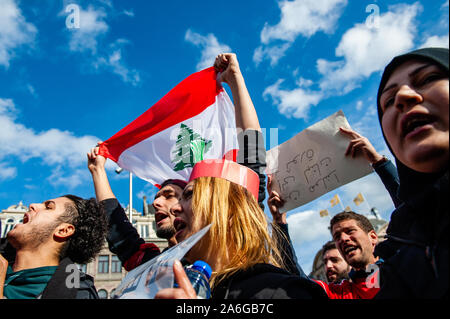Un groupe de Libanais sont vus criant des slogans tout en tenant des drapeaux et des pancartes pendant la manifestation.protestations contre le gouvernement au Liban se poursuivent en dépit de l'armée en marche pour rouvrir les routes principales. Des centaines de Libanais à Amsterdam fait preuve pour montrer leur désaccord avec la proposition d'augmentation d'impôt. Le Premier Ministre Saad Hariri a présenté une série de réformes, mais les manifestants vont garder la démonstration jusqu'à ce que le gouvernement démissionne. Banque D'Images