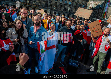Un groupe de Libanais sont vus criant des slogans pendant la manifestation.protestations contre le gouvernement au Liban se poursuivent en dépit de l'armée en marche pour rouvrir les routes principales. Des centaines de Libanais à Amsterdam fait preuve pour montrer leur désaccord avec la proposition d'augmentation d'impôt. Le Premier Ministre Saad Hariri a présenté une série de réformes, mais les manifestants vont garder la démonstration jusqu'à ce que le gouvernement démissionne. Banque D'Images