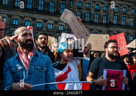 Un groupe de Libanais sont vus criant des slogans tout en tenant des drapeaux et des pancartes pendant la manifestation.protestations contre le gouvernement au Liban se poursuivent en dépit de l'armée en marche pour rouvrir les routes principales. Des centaines de Libanais à Amsterdam fait preuve pour montrer leur désaccord avec la proposition d'augmentation d'impôt. Le Premier Ministre Saad Hariri a présenté une série de réformes, mais les manifestants vont garder la démonstration jusqu'à ce que le gouvernement démissionne. Banque D'Images