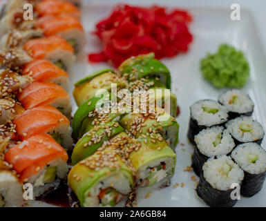Rainbow Sushi Roll avec du saumon, anguille, thon, avocat, crevette royale, fromage à la crème Philadelphia, caviar tobica, chuka. Menu Sushi. La nourriture japonaise. Les rouleaux. Ja Banque D'Images