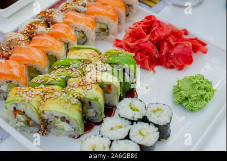 Rainbow Sushi Roll avec du saumon, anguille, thon, avocat, crevette royale, fromage à la crème Philadelphia, caviar tobica, chuka. Menu Sushi. La nourriture japonaise. Les rouleaux. Ja Banque D'Images