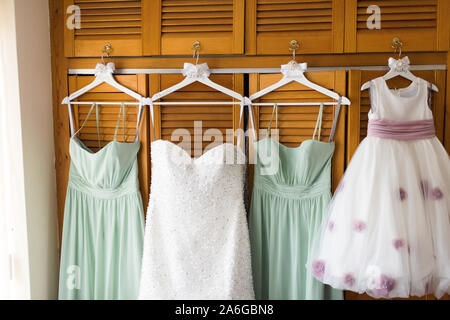 Robe de mariage, robes de demoiselles et pendaison sur la nouveauté des cintres en bois, prêt pour le jour du mariage de l'avant Banque D'Images