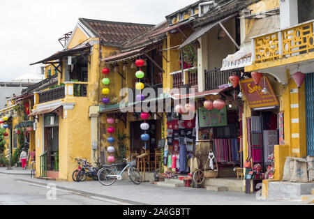 Hoi an, Vietnam - juin 2017 : boutique de souvenirs touristiques jaunes typique à Hoi an Vietnam Banque D'Images