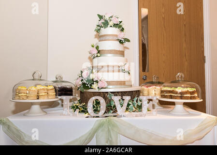 Gateaux De Mariage Magnifique Sur La Mariee Et Se Toilette Grande Journee De Fete Une Occasion Heureuse Reception De Mariage Photo Stock Alamy