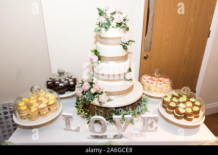Gateaux De Mariage Magnifique Sur La Mariee Et Se Toilette Grande Journee De Fete Une Occasion Heureuse Reception De Mariage Photo Stock Alamy