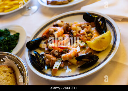 Plat typiquement italien Frittura di mare, poêlée de fruits de mer servi avec du citron assortis Banque D'Images