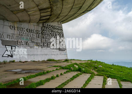 Le Monument Chambre du Parti communiste bulgare sur l'Buzludzha pic de la chaîne de montagnes des Balkans. Banque D'Images