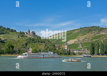 Château Stahleck, qui vit dans une auberge de jeunesse de nos jours, est s'élevant au-dessus de Bacharach, vallée du Rhin, Rhénanie-Palatinat, Allemagne. Banque D'Images