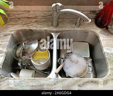 La vaisselle sale dans un évier de cuisine Banque D'Images
