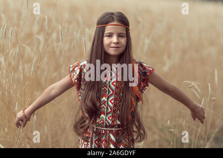 Portrait d'une belle fille de style Boho dans un champ de blé. Banque D'Images