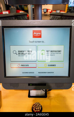 L'Argos ordinateur dans le magasin local, boutique, commande de marchandises en entrepôt Banque D'Images
