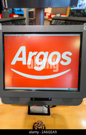 L'Argos ordinateur dans le magasin local, boutique, commande de marchandises en entrepôt Banque D'Images